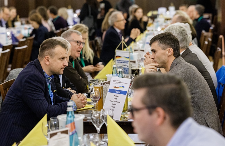 Ein langer Tisch mit Menschen in Auerbachs Keller in Leipzig